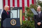 Donald Trump, présentant le tableau sur lequel figurent les augmentation de taxes douanières imposées à l’ensemble des pays de la planète, le 3 avril 2025 à la Maison-Blanche. © Photo by Andrew Leyden / NurPhoto / NurPhoto via AFP