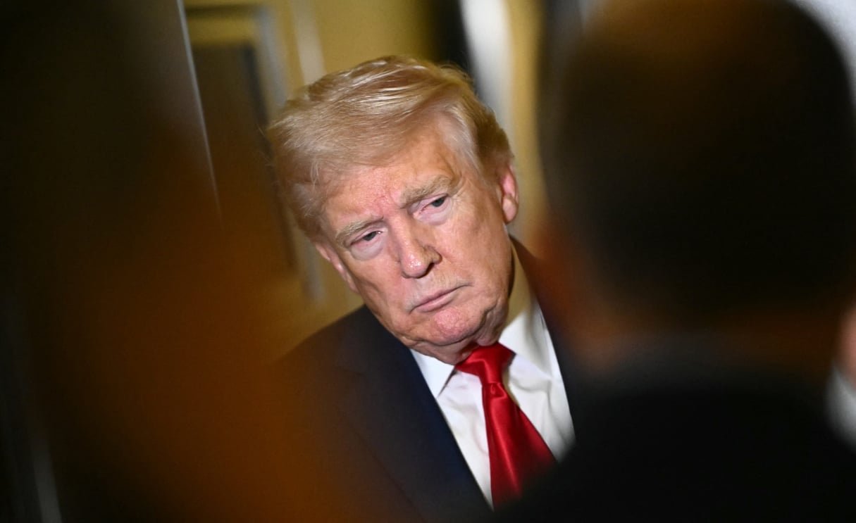Le président américain, Donald Trump, s'adresse aux journalistes alors qu'il retourne à la Maison-Blanche à bord d'Air Force One, le 13 avril 2025. © Mandel NGAN / AFP