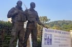 Les statues en bronze à l’effigie du défunt chef de Wagner, Evgueni Prigojine (à g.), et de son bras droit, Dmitri Utkin, érigées devant la Maison russe, à Bangui. Le 3 décembre 2024. © ANNELA NIAMOLO/AFP