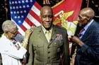 Le général Michael Langley se fait épingler son nouvel insigne sur son uniforme par sa belle-mère et son père, retraité de l’armée de l’air américaine, lors de sa cérémonie de promotion à Washington, le 6 août 2022. © Kenny Holston/The New York Times/REA.