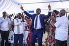 Brice Clotaire Oligui Nguema célèbre sa victoire à l’élection présidentielle, à Libreville, le 13 avril 2025. © Daniel Beloumou Olomo / AFP