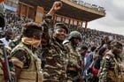 Le général Abdourahamane Tiani salue les milliers de personnes rassemblées dans le plus grand stade de Niamey pour le lancement des festivités marquant le premier anniversaire de son arrivée au pouvoir après le coup d’État du 26 juillet 2023. © BOUREIMA HAMA / AFP
