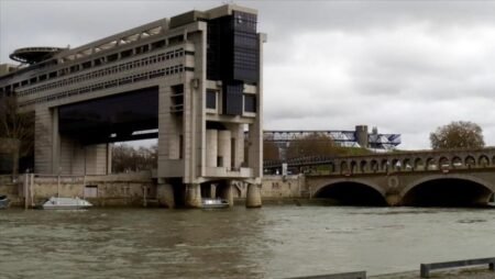 Le gouverneur de la Banque de France alerte sur un « étouffement progressif »