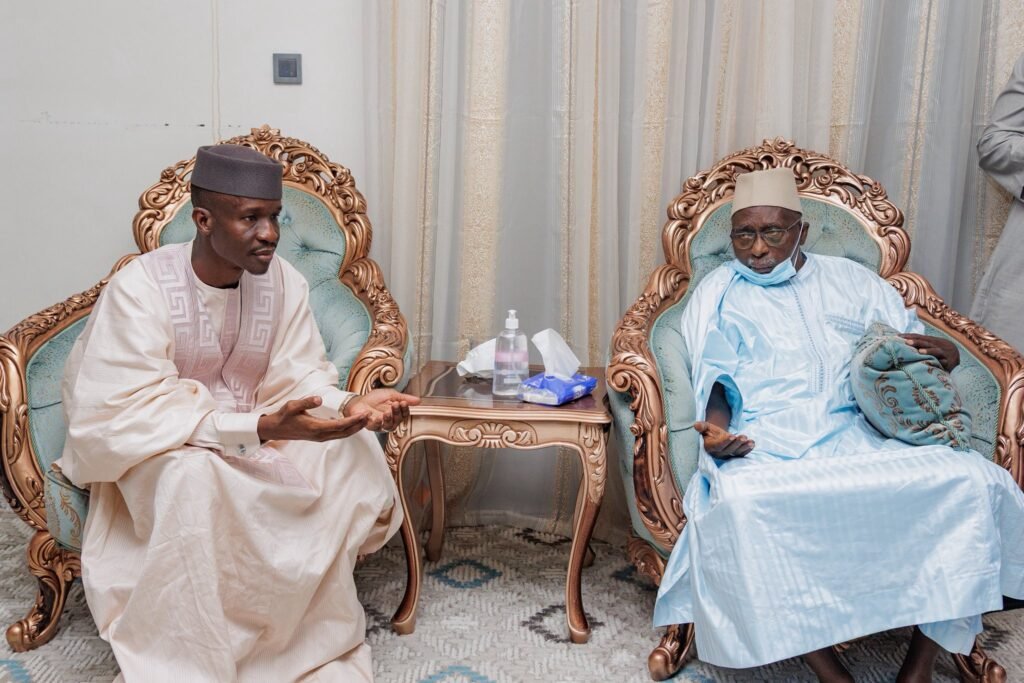 le ministre Bamba Cissé reçu par le Khalife général des Tidianes (Photos)