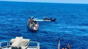 la Marine nationale intercepte une pirogue transportant 138 migrants au large de Mbour