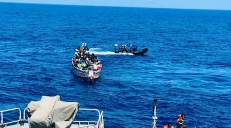 la Marine nationale intercepte une pirogue transportant 138 migrants au large de Mbour