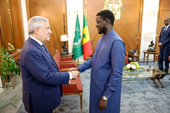 Le Président Diomaye Faye s’entretient avec le ministre italien des Affaires étrangères…